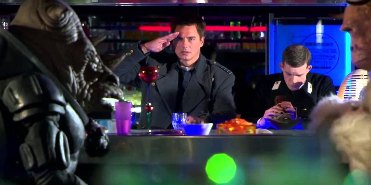 O Capitão Jack saúda o Doutor no bar.