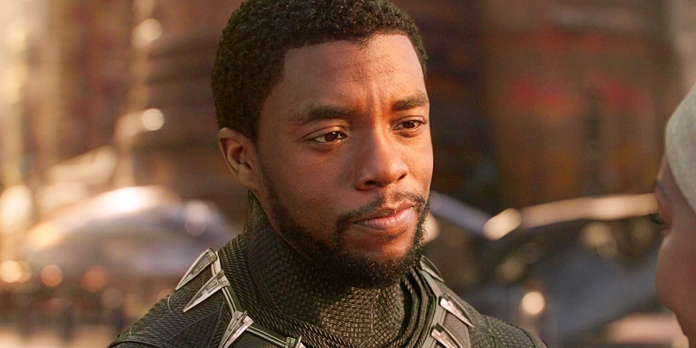 Chadwick Boseman como T'Challa vestindo traje do Pantera Negra sem máscara em Pantera Negra