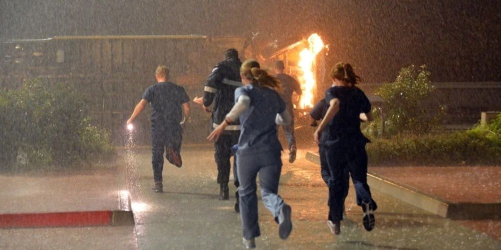 Characters run in the rain in Grey&rsquo;s Anatomy