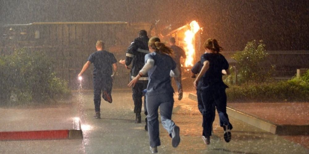 Personagens correm na chuva em Grey's Anatomy 