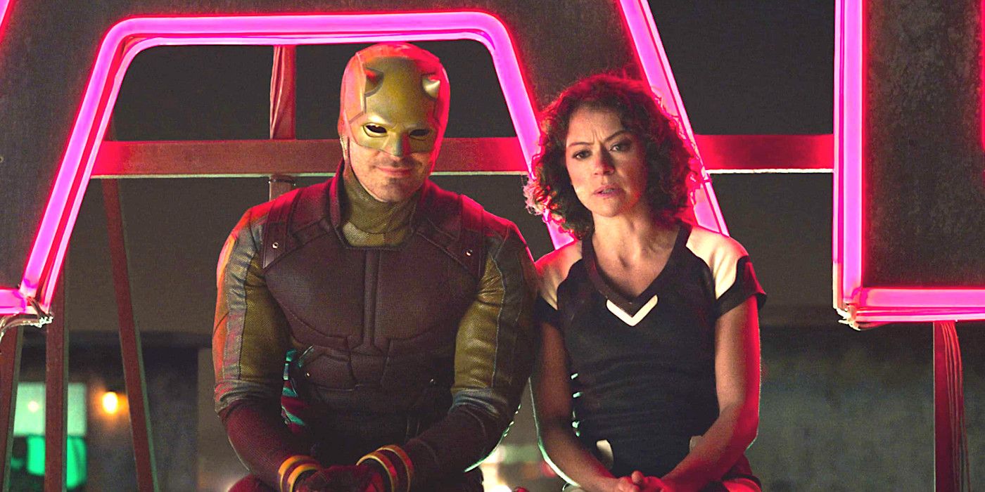 Demolidor e Jennifer Walters em She-Hulk sentados em frente a uma placa iluminada gigante conversando