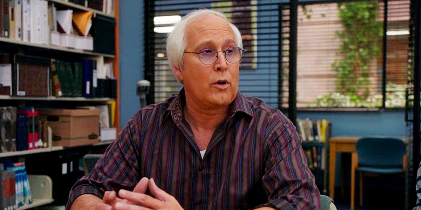 Chevy Chase conversando com alguém fora da tela na Comunidade