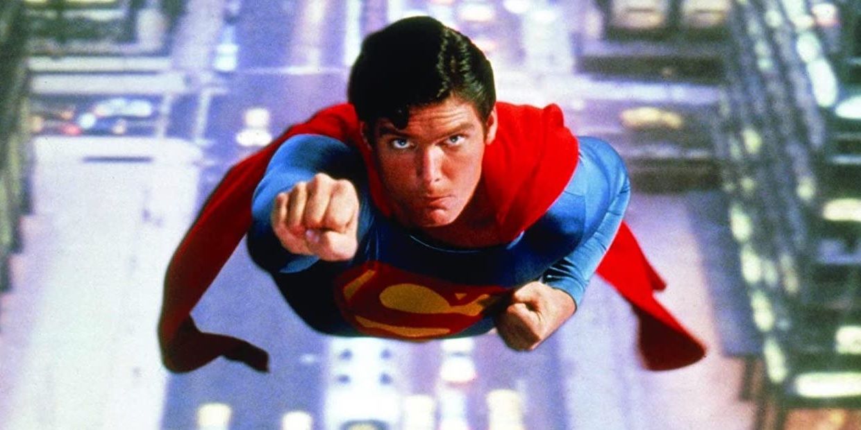 Christopher Reeve como Superman voando por Metropolis