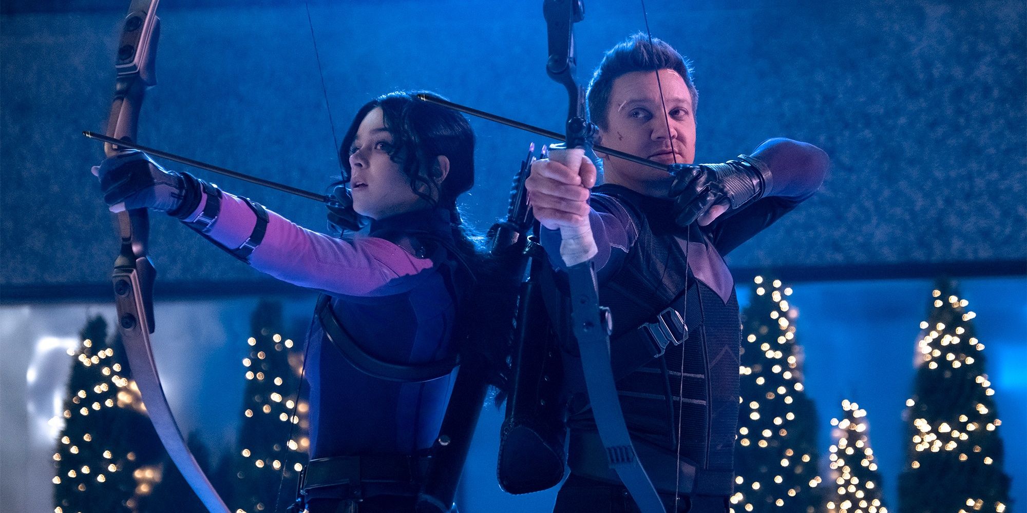 Clint e Kate segurando arcos em Hawkeye 