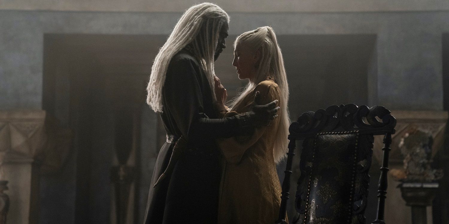 Corliss abraza a Rhaenys en la Casa de los Dragones