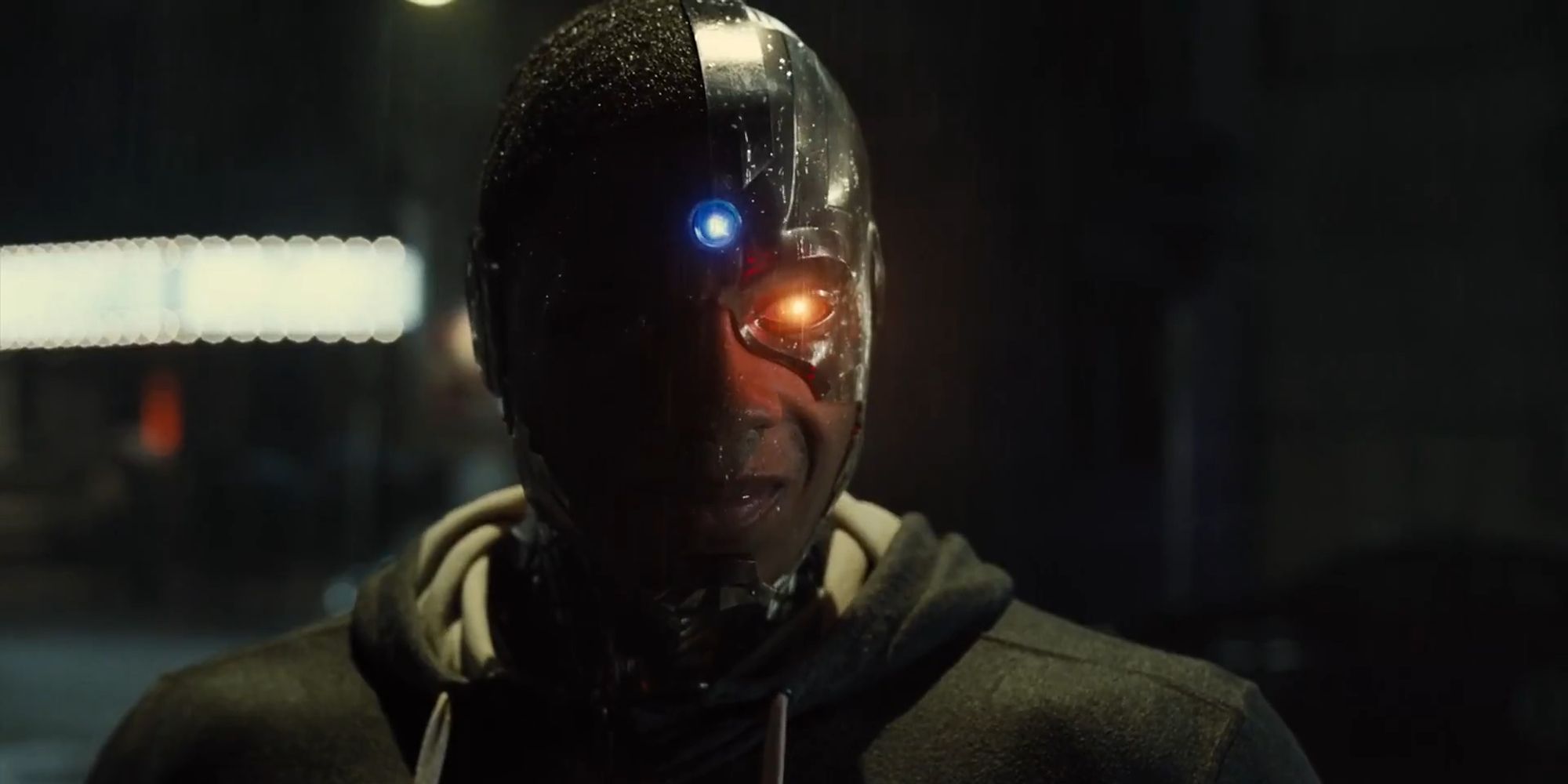 Ciborgue parado na chuva sorrindo em Liga da Justiça de Zack Snyder (2021)