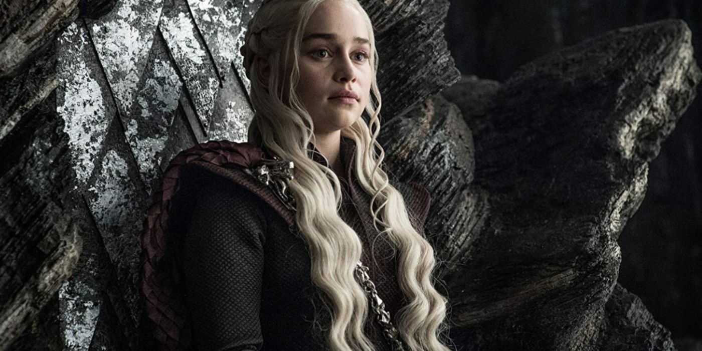 Daenerys assise sur son trône à Peyredragon dans Game of Thrones