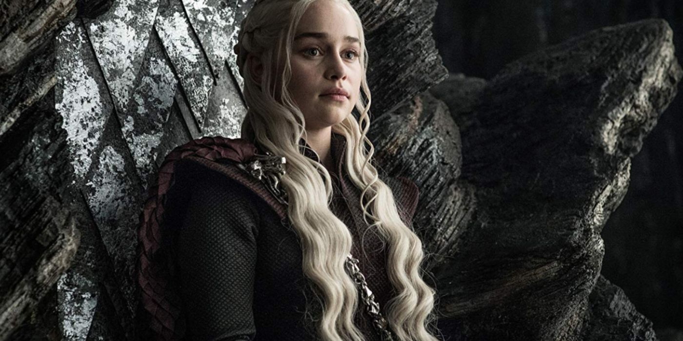 Daenerys na 7ª temporada de Game of Thrones sentada em seu trono em Pedra do Dragão.