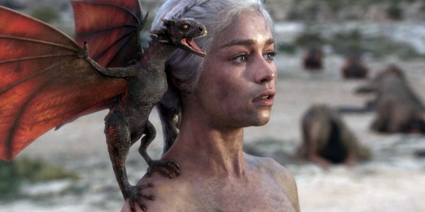 Daenerys saindo da pira funerária com o recém-nascido Drogon.