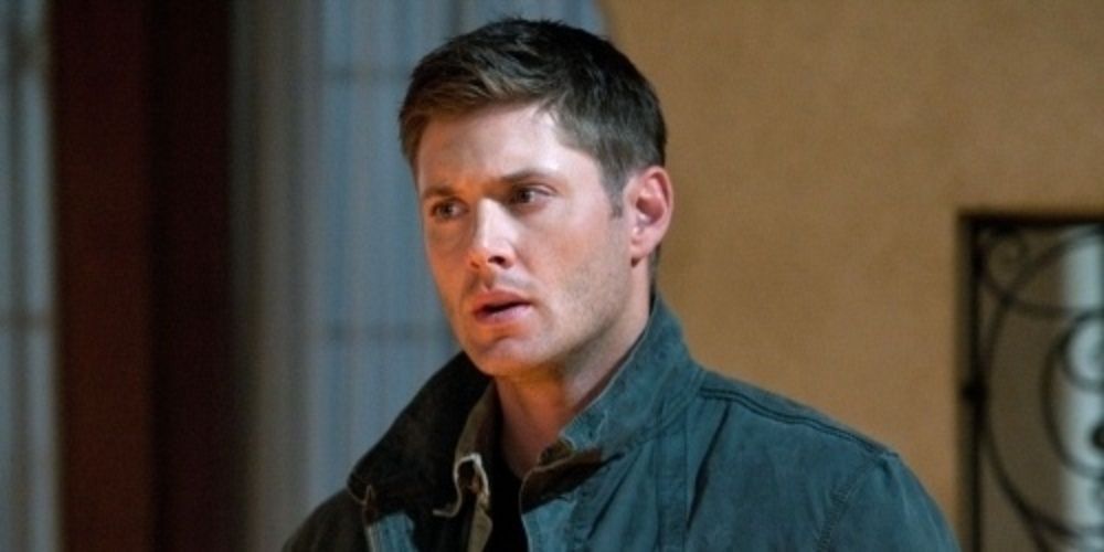 Dean Winchester olhando para a direita em Supernatural 