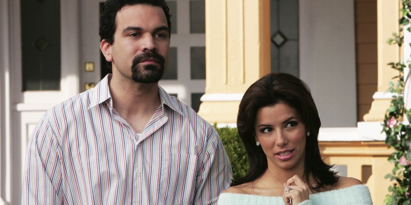 Carlos e Gabby do lado de fora olhando sérios em Desperate Housewives