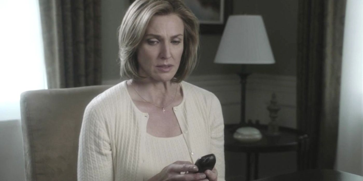 Mary Alice Young olhando tristemente para um telefone em Desperate Housewives 