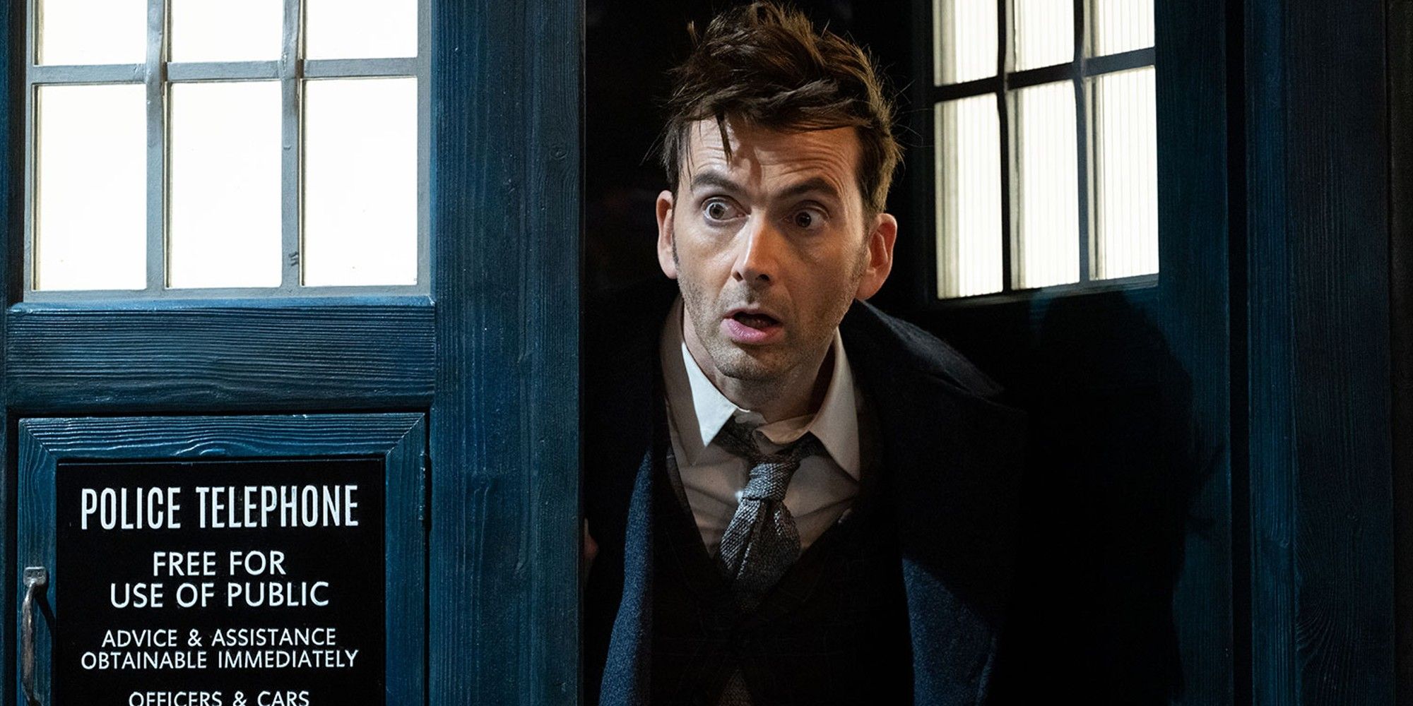 Doctor Who 2023 David Tennant como o décimo quarto Doutor escondido em uma cabine