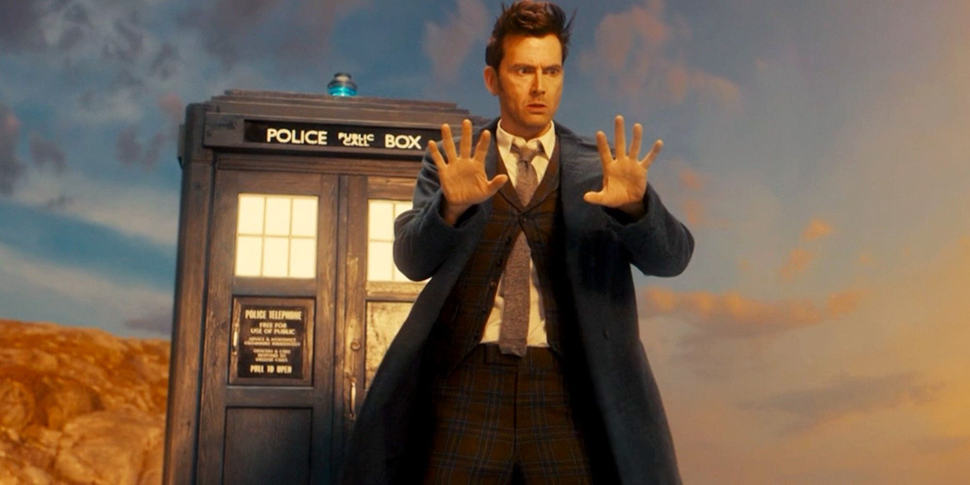 Een afbeelding van David Tennant die naar zijn handen kijkt in Doctor Who