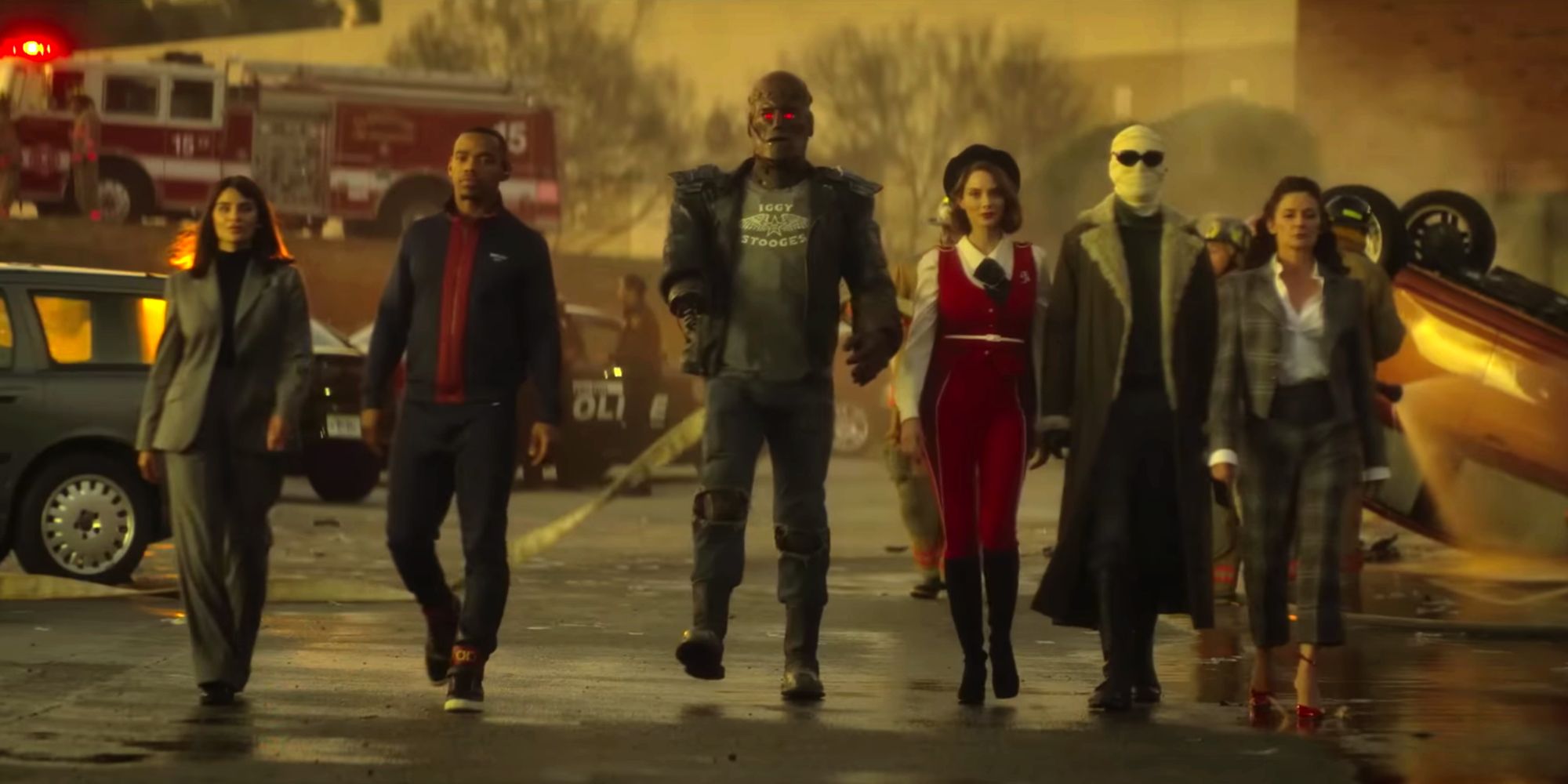 Personajes de la temporada 4 de Doom Patrol caminando en fila