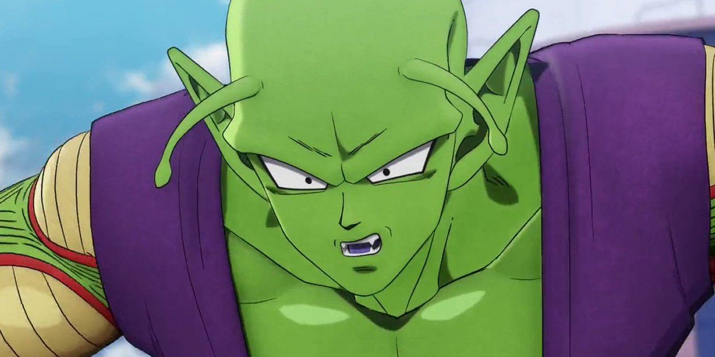 Piccolo parece confuso enquanto se inclina para frente em Dragon Ball Super: Super Hero