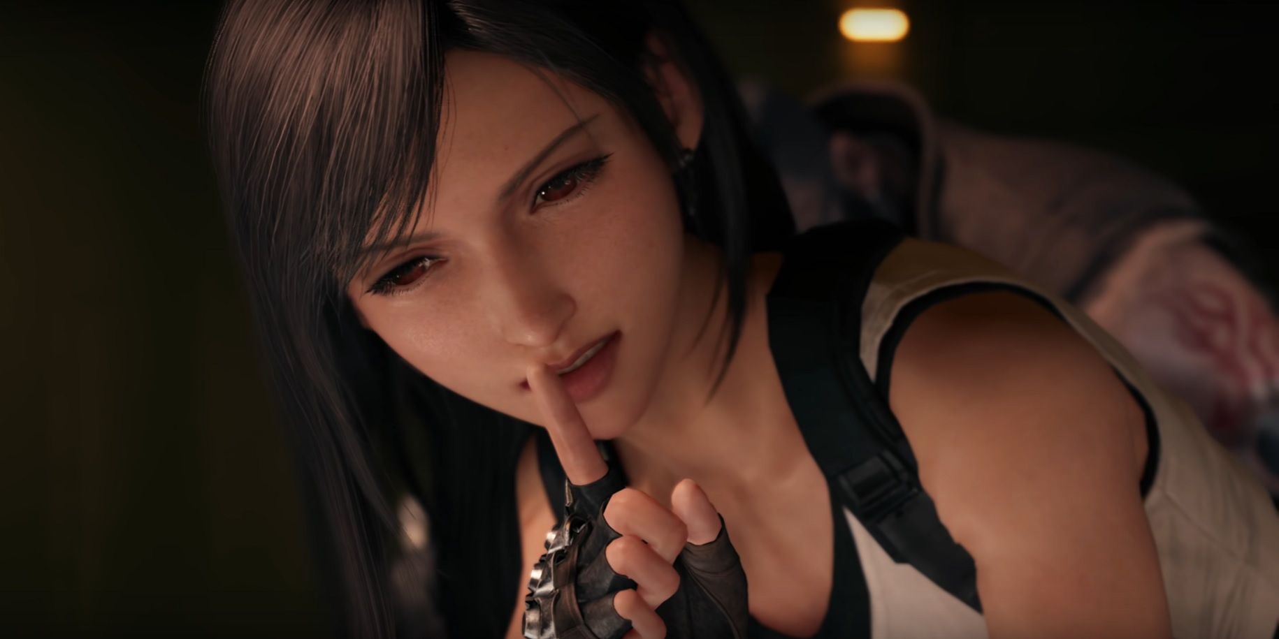 Tifa em Final Fantasy 7 Remake, colocando um dedo nos lábios para calar alguém.