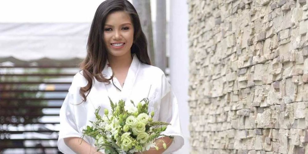 Angenette holds flowers on the Chantel Family