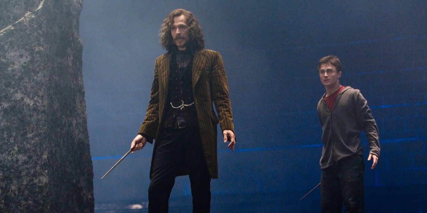 Sirius Black em pé com Harry Potter no Departamento de Mistérios