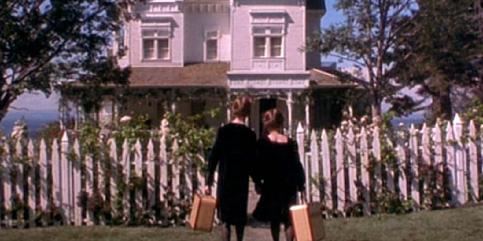 Gilly and Sally arriving to the house as children in Practical Magic