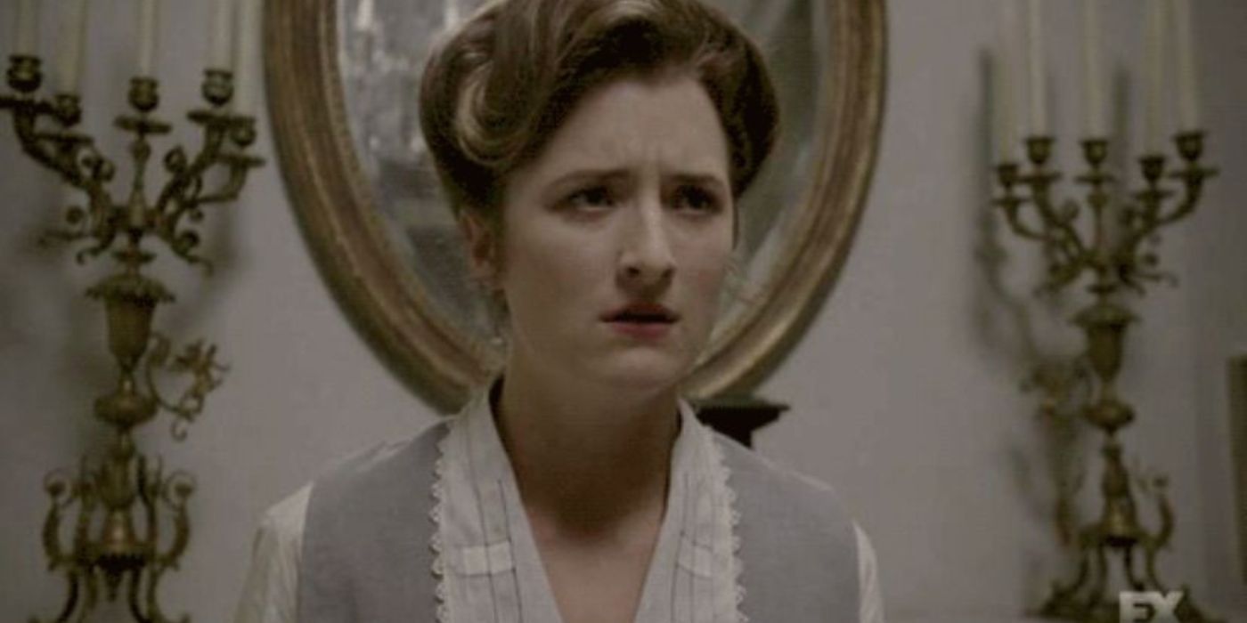 Millie parecendo angustiada em American Horror Story Coven.