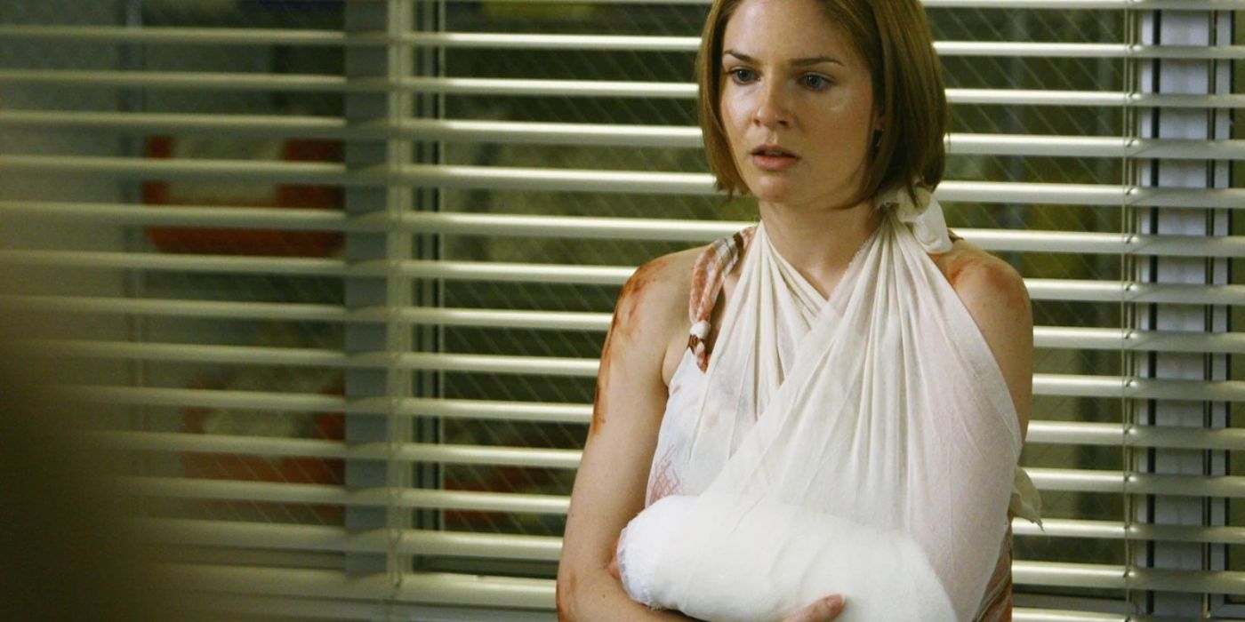 Amanda with her arm in a cast on Grey's Anatomy