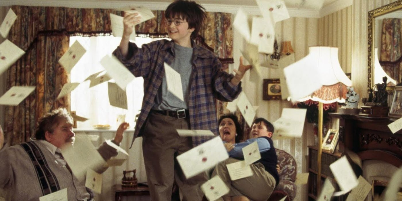 Harry saute partout en essayant d'attraper ses lettres dans Harry Potter à l'école des sorciers