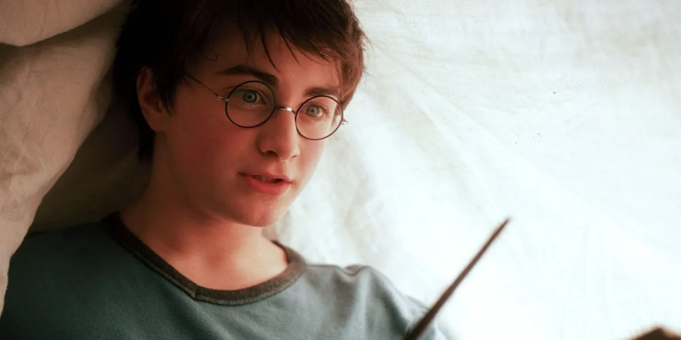 Harry menggunakan mantra Lumos di Harry Potter. 
