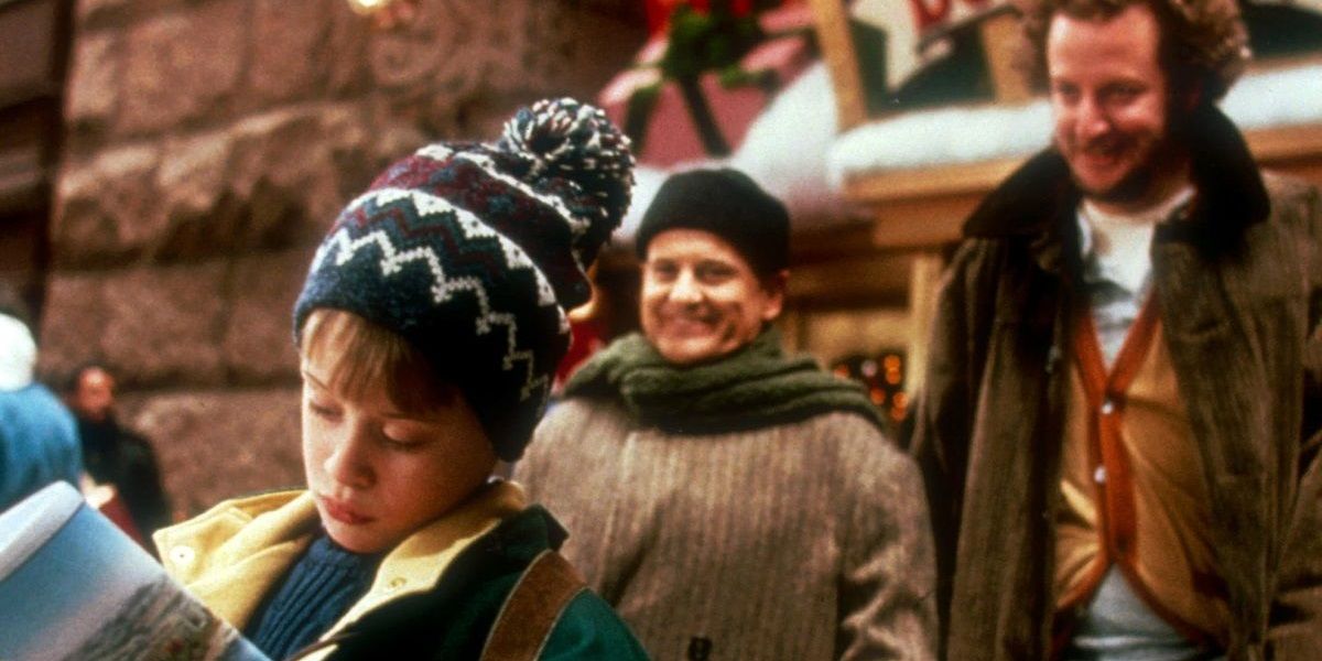 Harry and Marv approach Kevin in Home Alone 2