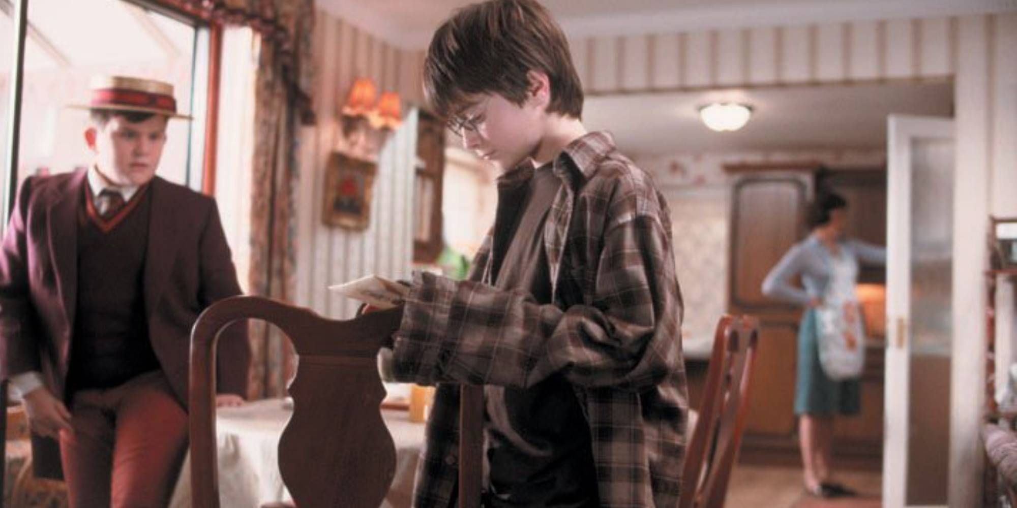 Harry reads a letter next to Dudley in Sorcerer's Stone 
