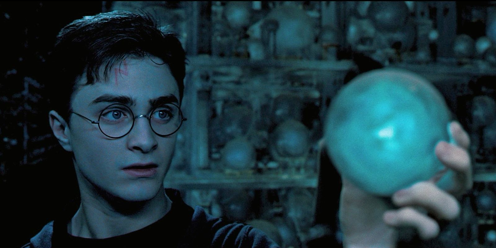 Harry segurando a profecia em Harry Potter e a Ordem da Fênix