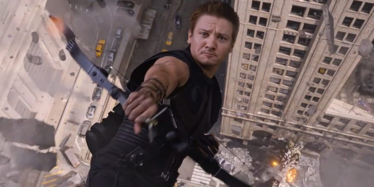 Hawkeye pulando de um telhado em Os Vingadores