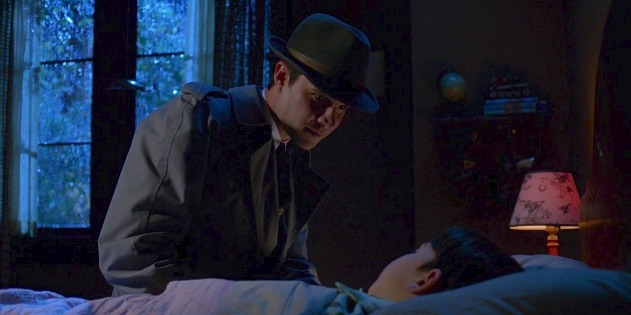 Henry Winchester conversando com o jovem John na cama em Supernatural 