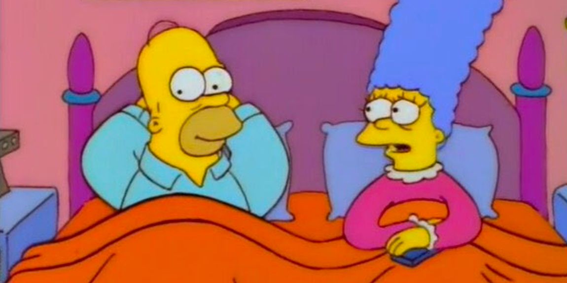 Homer e Marge assistem TV no futuro em Os Simpsons