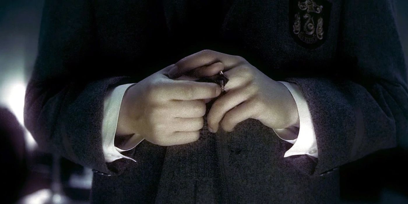 Tom Riddle wearing the Gaunt ring in Harry Potter. 