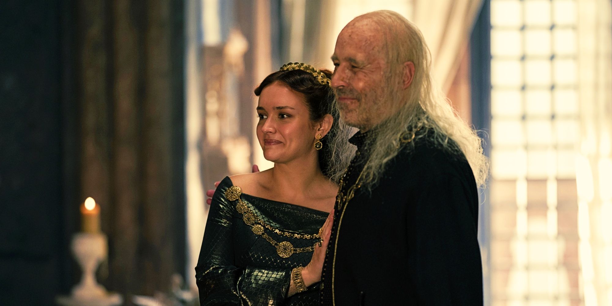 Olivia Cooke como Rainha Alicent Hightower e Paddy Considine como Rei Viserys Targaryen em House of the Dragon