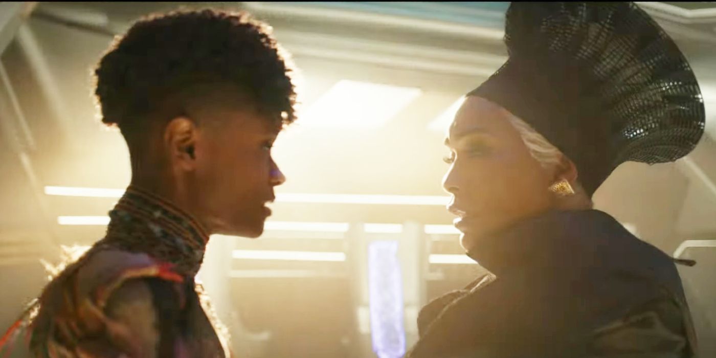 Shuri and Ramonda talking in Black Panther 2