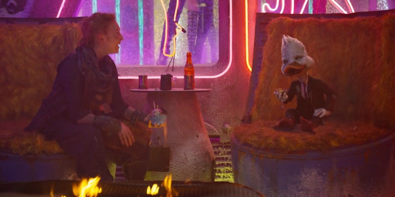 Howard el Pato bebiendo en un bar en Guardianes de la Galaxia Vol 2