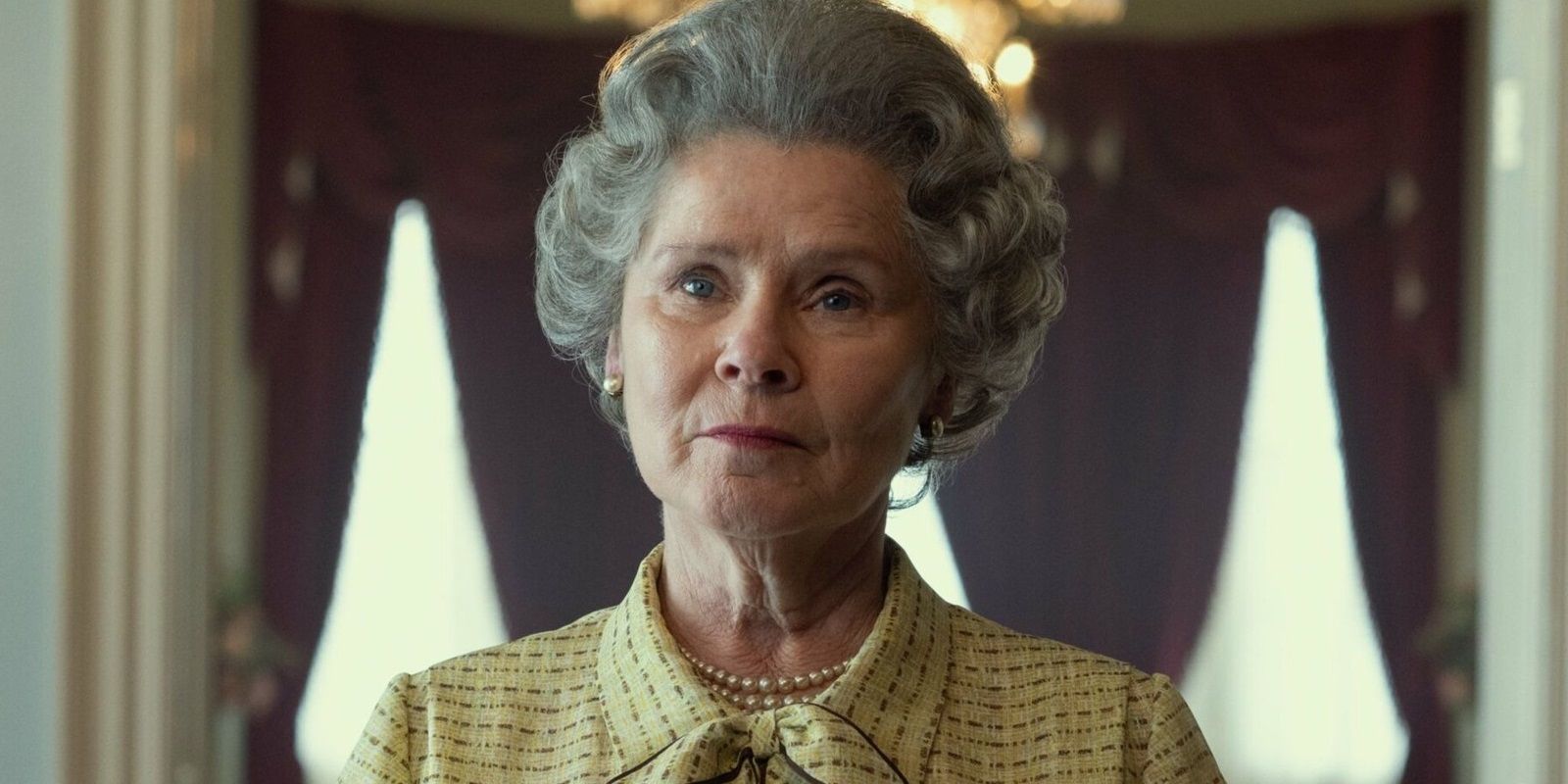 Imelda Staunton como Elizabeth II em The Crown