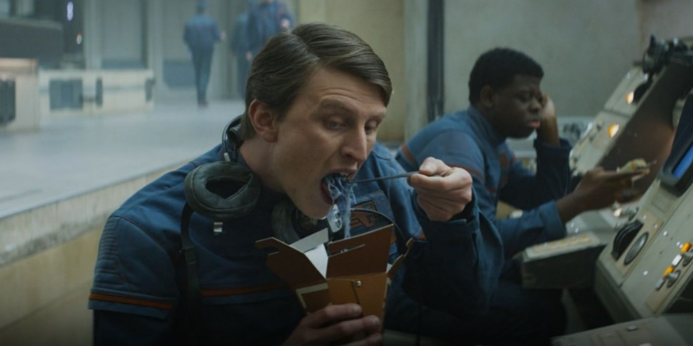 Oficial imperial comendo macarrão azul em Andor