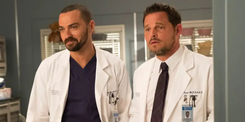 Jackson Avery e Karev reagem a uma piada em Grey's Anatomy