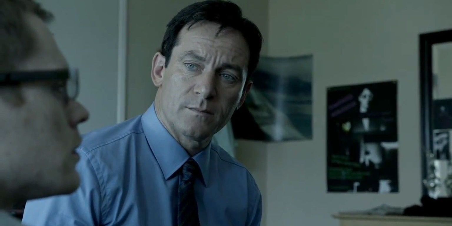 Jason Isaacs olha para um homem manchado em Despertai 