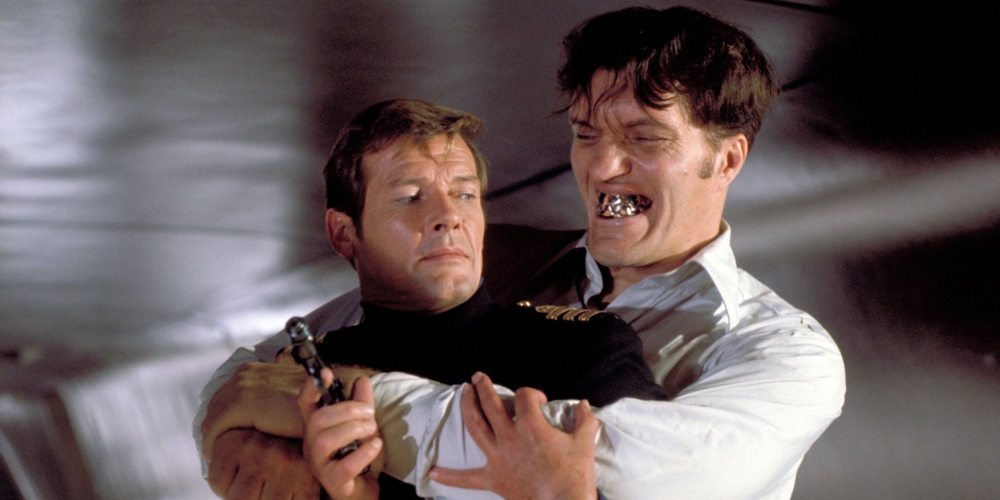 Jaws-attacks-Bond-in-The-Spy-Who-Loved-Me-1