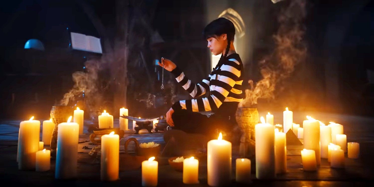 Jenny Ortega como Wednesday Addams sentada en un círculo de velas encendidas