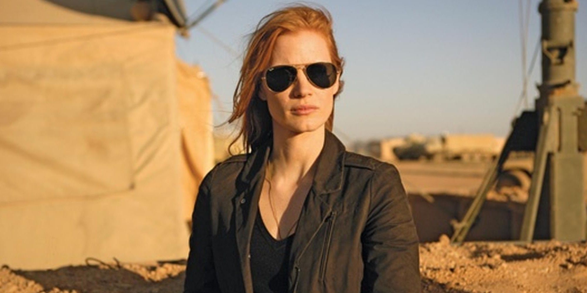 Jessica Chastain usando óculos escuros em Zero Dark Thirty