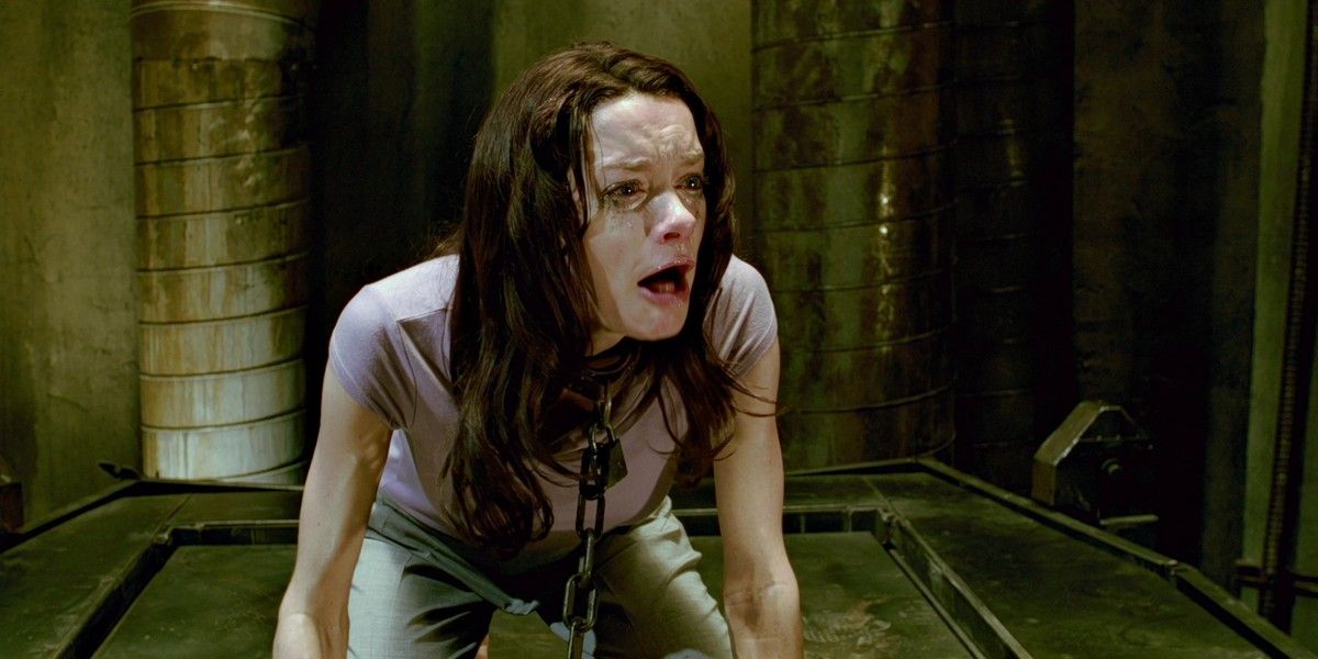 Joyce gritando enquanto estava acorrentada ao chão em Saw 3D