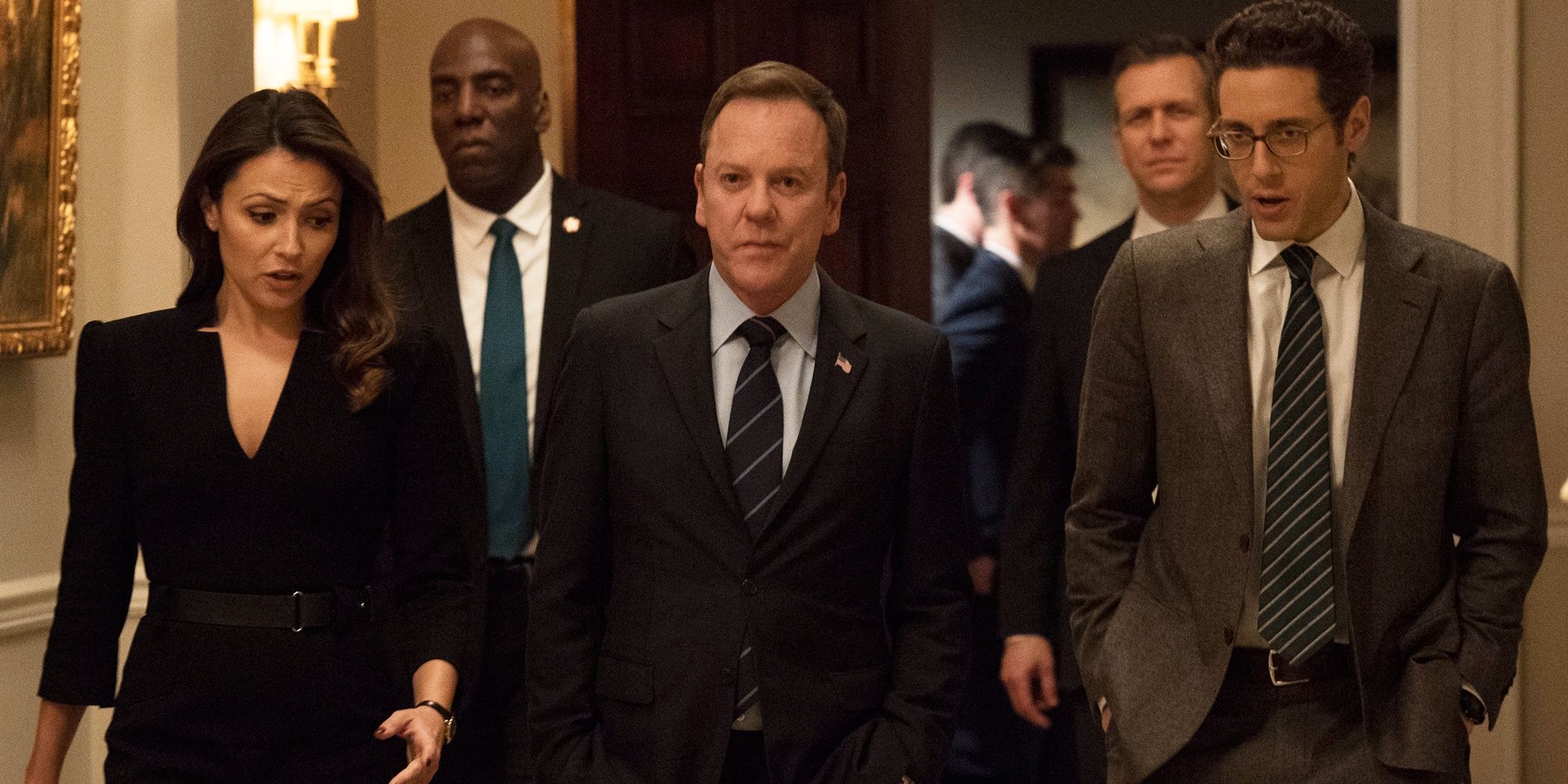 Keifer Sutherland caminha com sua equipe na casa branca em Designated Survivor