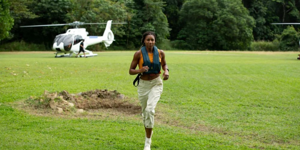 Kesi running from a helicopter in The Mole