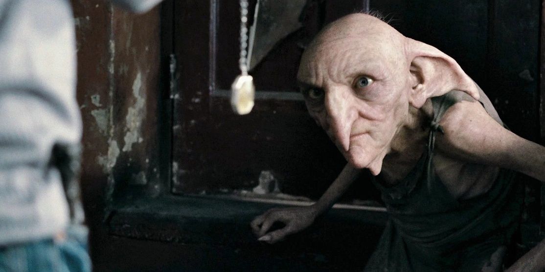 Monstro olhando para o medalhão da Sonserina em Harry Potter 7 