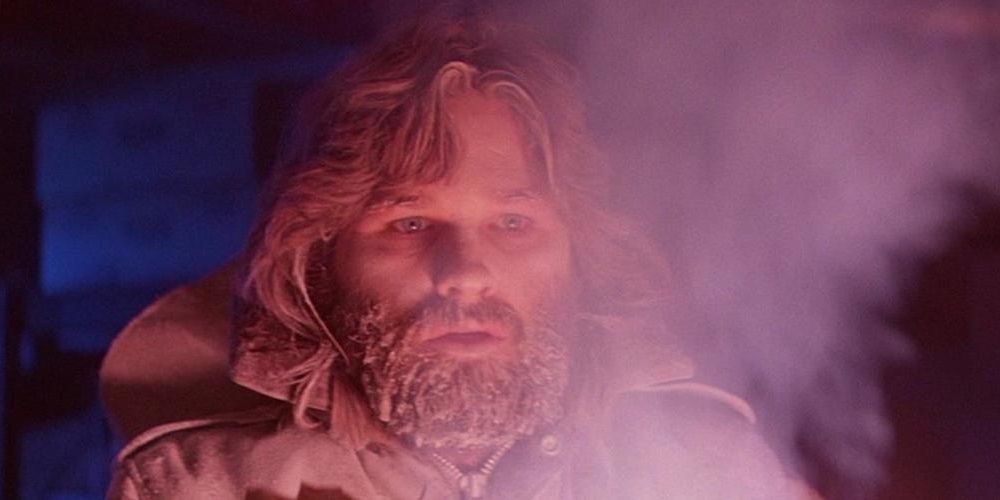Kurt Russell no escuro em The Thing